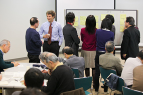 Participants exchange opinions with the researcher during a short break.